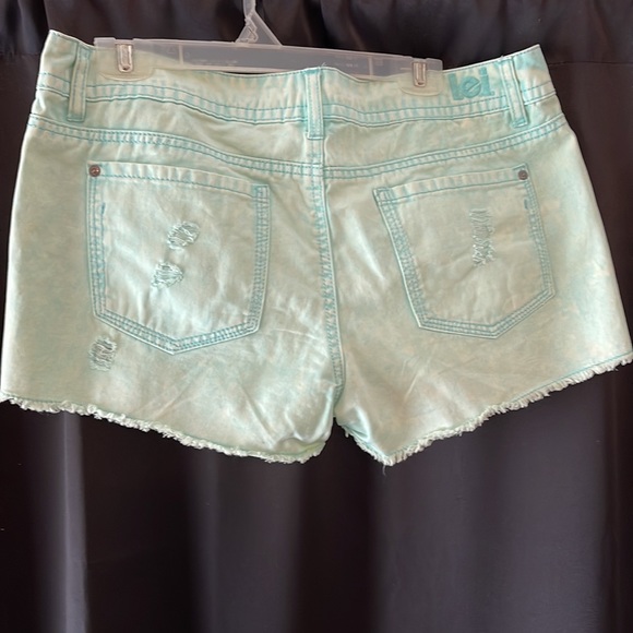 Light green l.e.i. ashley lowrise shorts size 13 - Picture 2 of 2